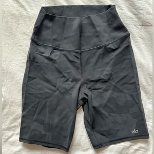 ALO Women’s Camo High Waist Vapor Biker Short